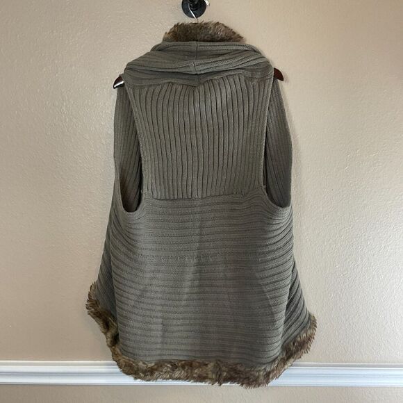 Cable Knit Sweater Vest Cardigan Sz OS With Faux Fur Trim Olive Green Cozy Top - Picture 9 of 11